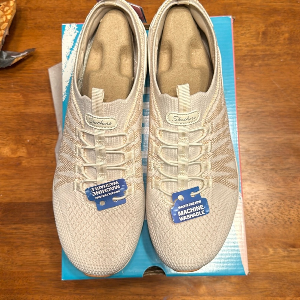 Women’s Sketchers Stretch Fit 8.5 NWT VEGAN Off White with Tan Design